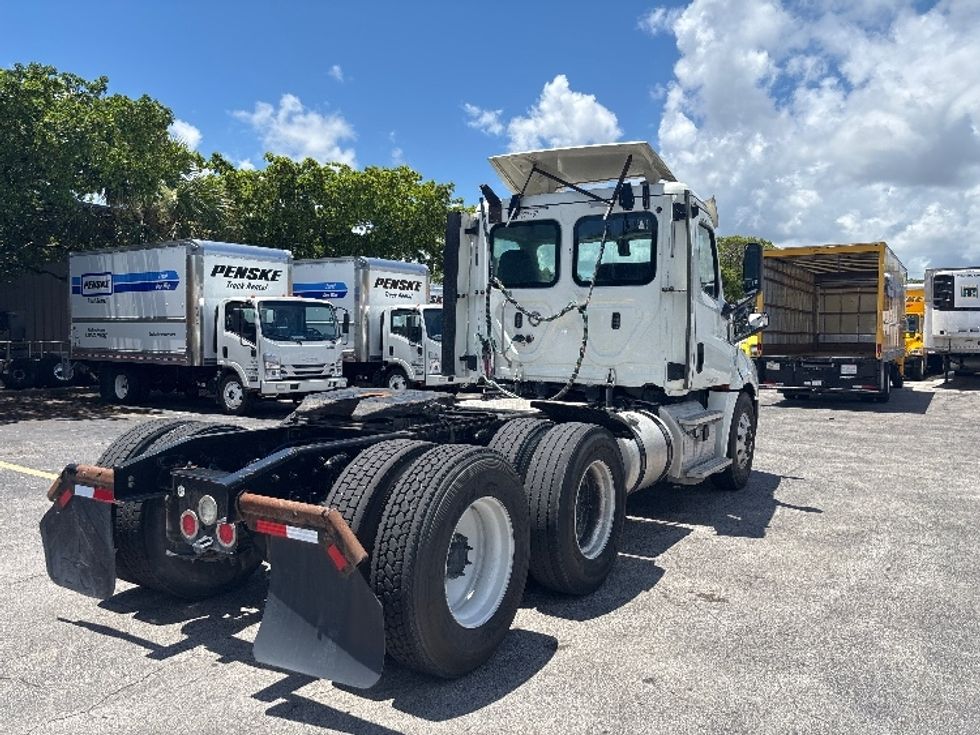 Day Cab Tractor-Heavy Duty Tractors-Freightliner-2018-T12664ST-Medley-FL-413,293\n\t\tmiles-$ 44,250 - Image 7
