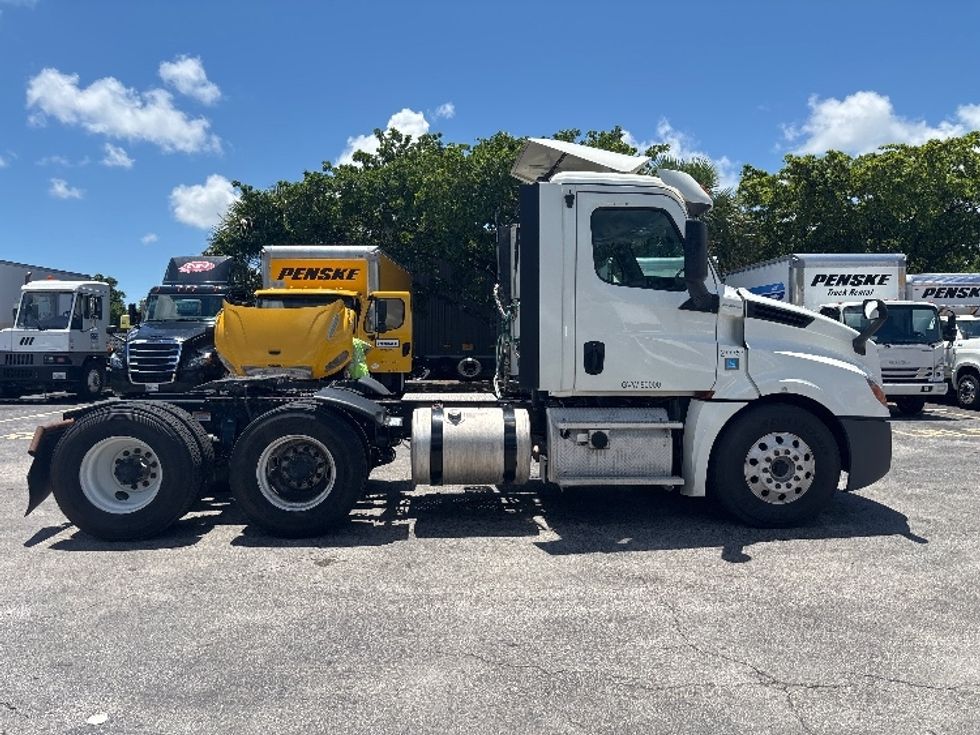 Day Cab Tractor-Heavy Duty Tractors-Freightliner-2018-T12664ST-Medley-FL-413,293\n\t\tmiles-$ 44,250 - Image 8