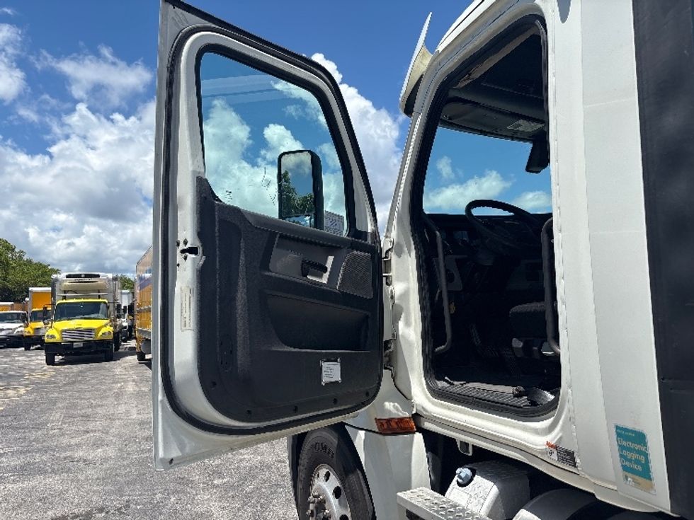 Day Cab Tractor-Heavy Duty Tractors-Freightliner-2018-T12664ST-Medley-FL-413,293\n\t\tmiles-$ 44,250 - Image 9