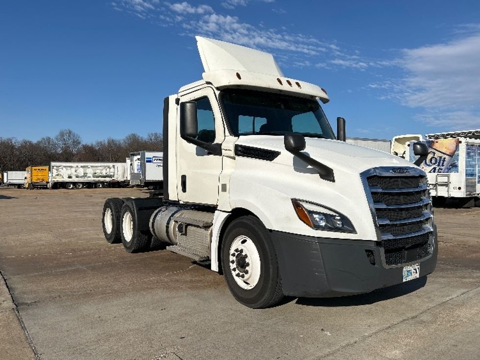 Day Cab Tractor-Heavy Duty Tractors-Freightliner-2018-T12664ST-Memphis-TN-499,010\n\t\tmiles-$ 44,250 - Image 1