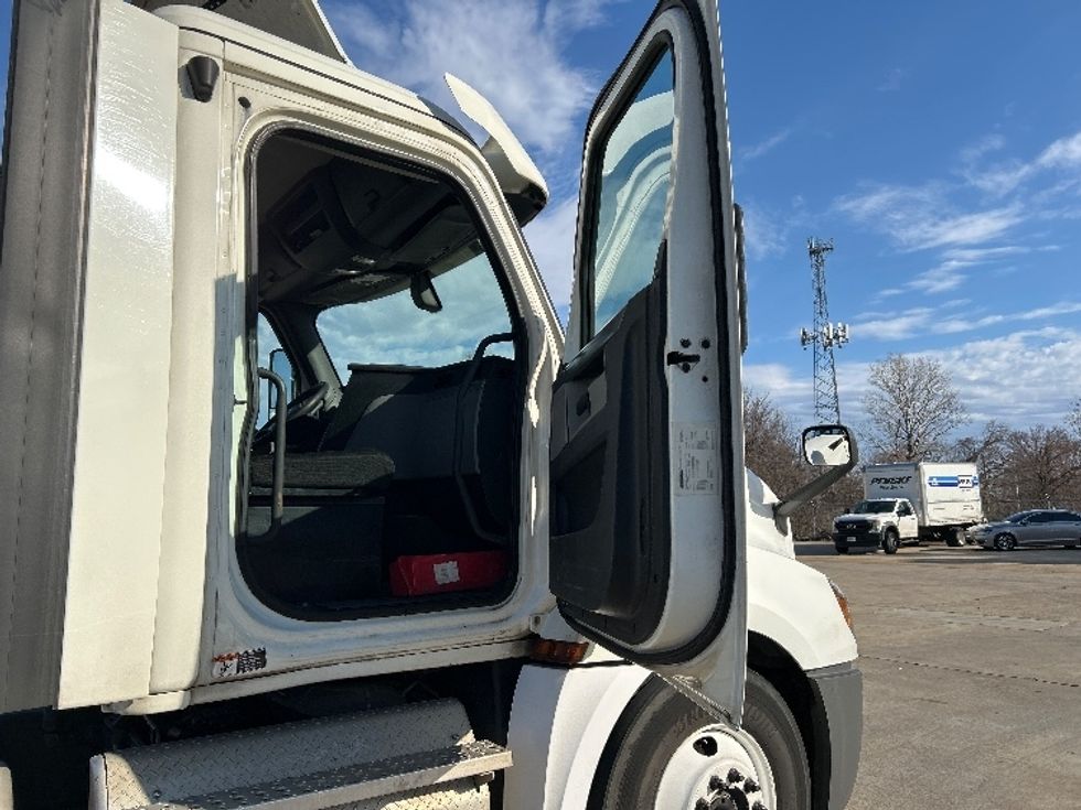 Day Cab Tractor-Heavy Duty Tractors-Freightliner-2018-T12664ST-Memphis-TN-499,010\n\t\tmiles-$ 44,250 - Image 11