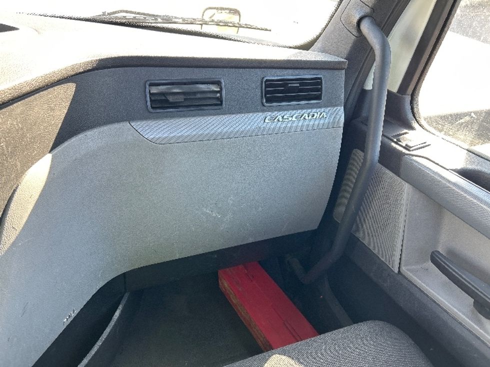 Day Cab Tractor-Heavy Duty Tractors-Freightliner-2018-T12664ST-Memphis-TN-499,010\n\t\tmiles-$ 44,250 - Image 12