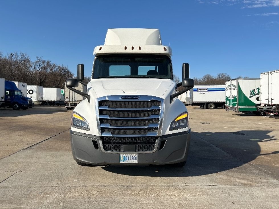 Day Cab Tractor-Heavy Duty Tractors-Freightliner-2018-T12664ST-Memphis-TN-499,010\n\t\tmiles-$ 44,250 - Image 2