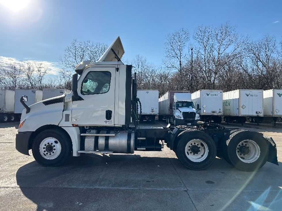 Day Cab Tractor-Heavy Duty Tractors-Freightliner-2018-T12664ST-Memphis-TN-499,010\n\t\tmiles-$ 44,250 - Image 4