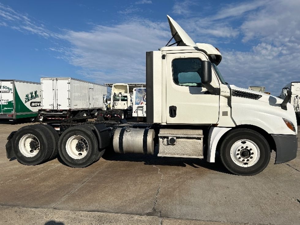 Day Cab Tractor-Heavy Duty Tractors-Freightliner-2018-T12664ST-Memphis-TN-499,010\n\t\tmiles-$ 44,250 - Image 8