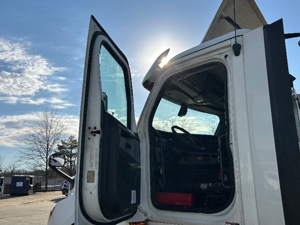 Day Cab Tractor-Heavy Duty Tractors-Freightliner-2018-T12664ST-Memphis-TN-499,010\n\t\tmiles-$ 44,250 - Image 9