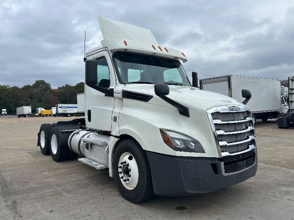 Day Cab Tractor-Heavy Duty Tractors-Freightliner-2018-T12664ST-Memphis-TN-563,385\n\t\tmiles-$ 34,750 - Image 1