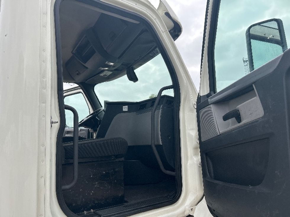 Day Cab Tractor-Heavy Duty Tractors-Freightliner-2018-T12664ST-Memphis-TN-563,385\n\t\tmiles-$ 34,750 - Image 12