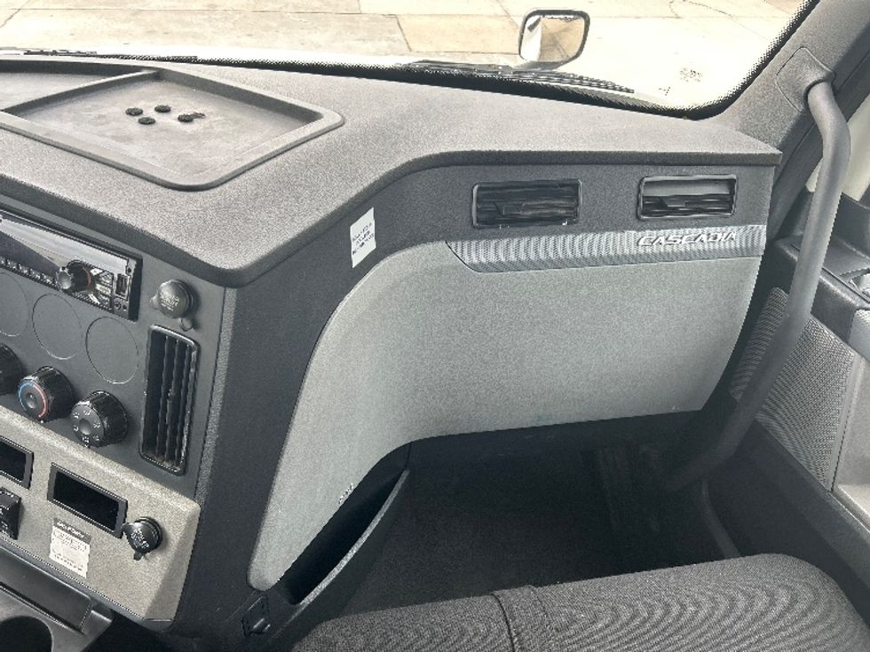 Day Cab Tractor-Heavy Duty Tractors-Freightliner-2018-T12664ST-Memphis-TN-563,385\n\t\tmiles-$ 34,750 - Image 13