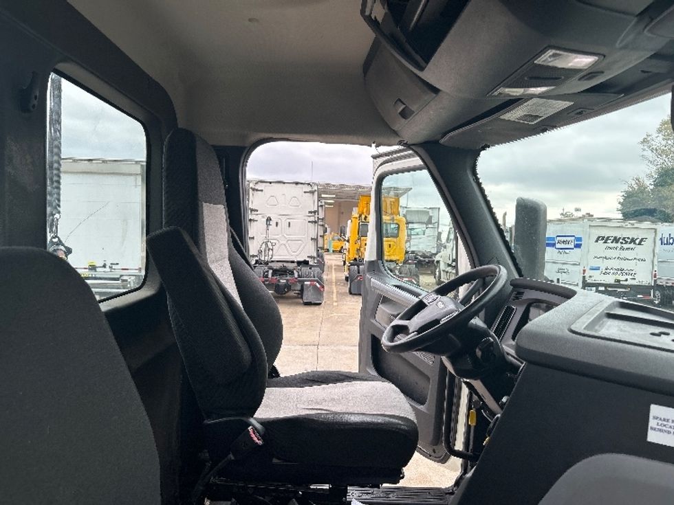 Day Cab Tractor-Heavy Duty Tractors-Freightliner-2018-T12664ST-Memphis-TN-563,385\n\t\tmiles-$ 34,750 - Image 14