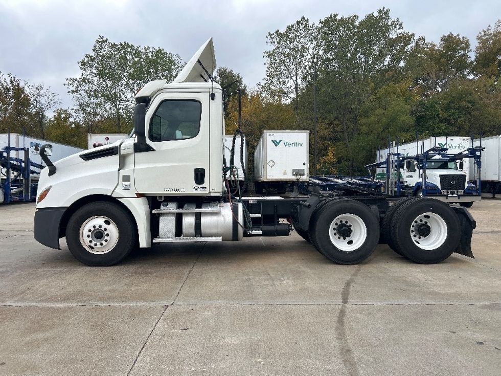 Day Cab Tractor-Heavy Duty Tractors-Freightliner-2018-T12664ST-Memphis-TN-563,385\n\t\tmiles-$ 34,750 - Image 4