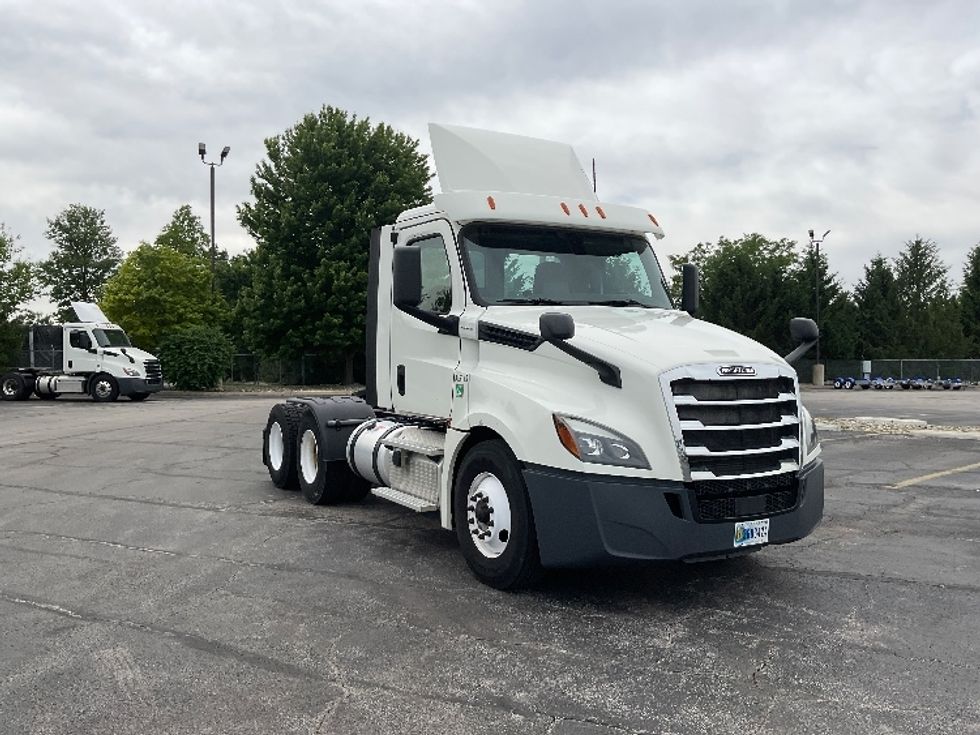 Day Cab Tractor-Heavy Duty Tractors-Freightliner-2018-T12664ST-Middlefield-OH-221,884\n\t\tmiles-$ 45,500 - Image 1
