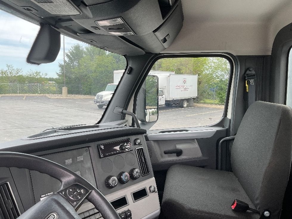 Day Cab Tractor-Heavy Duty Tractors-Freightliner-2018-T12664ST-Middlefield-OH-221,884\n\t\tmiles-$ 45,500 - Image 10
