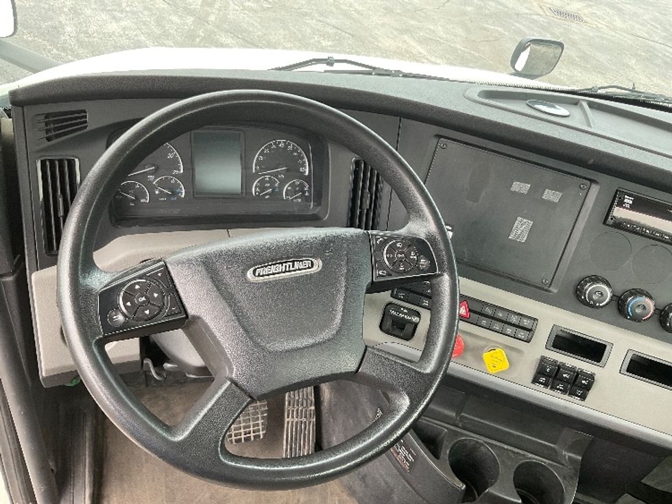 Day Cab Tractor-Heavy Duty Tractors-Freightliner-2018-T12664ST-Middlefield-OH-221,884\n\t\tmiles-$ 45,500 - Image 11