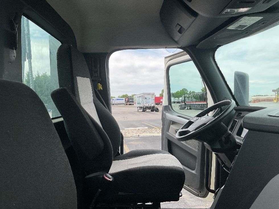 Day Cab Tractor-Heavy Duty Tractors-Freightliner-2018-T12664ST-Middlefield-OH-221,884\n\t\tmiles-$ 45,500 - Image 12