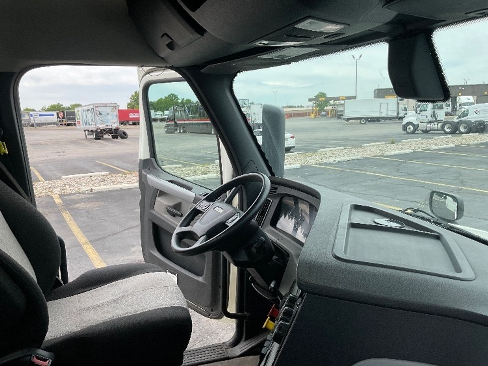Day Cab Tractor-Heavy Duty Tractors-Freightliner-2018-T12664ST-Middlefield-OH-221,884\n\t\tmiles-$ 45,500 - Image 14