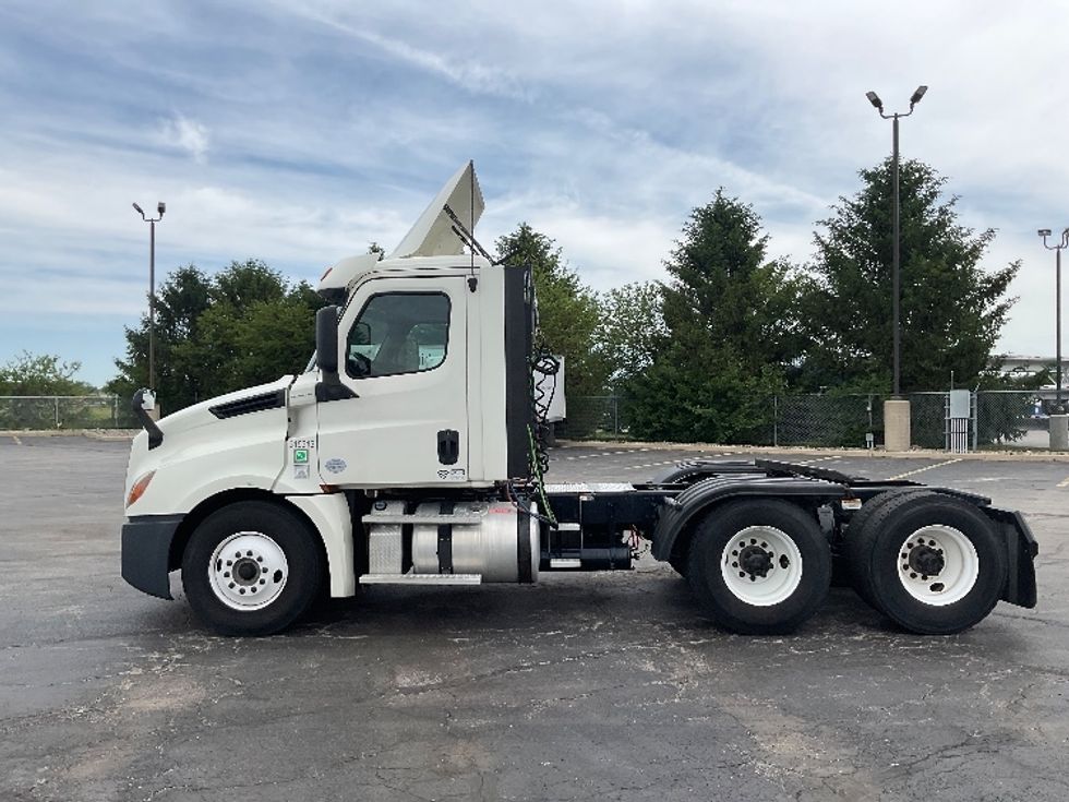 Day Cab Tractor-Heavy Duty Tractors-Freightliner-2018-T12664ST-Middlefield-OH-221,884\n\t\tmiles-$ 45,500 - Image 4
