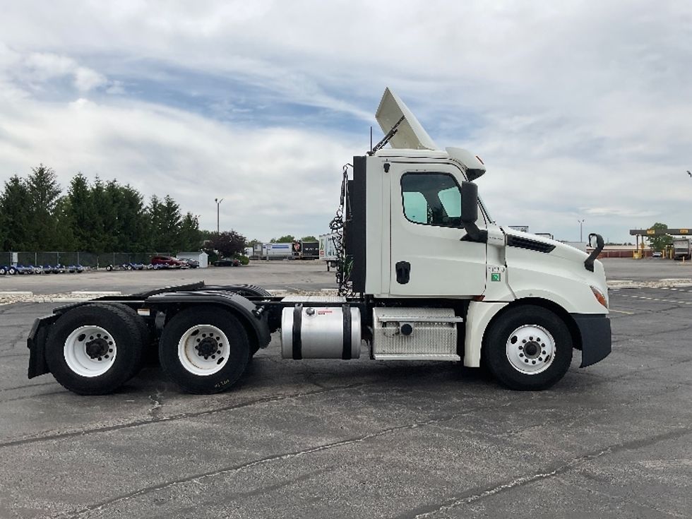 Day Cab Tractor-Heavy Duty Tractors-Freightliner-2018-T12664ST-Middlefield-OH-221,884\n\t\tmiles-$ 45,500 - Image 8