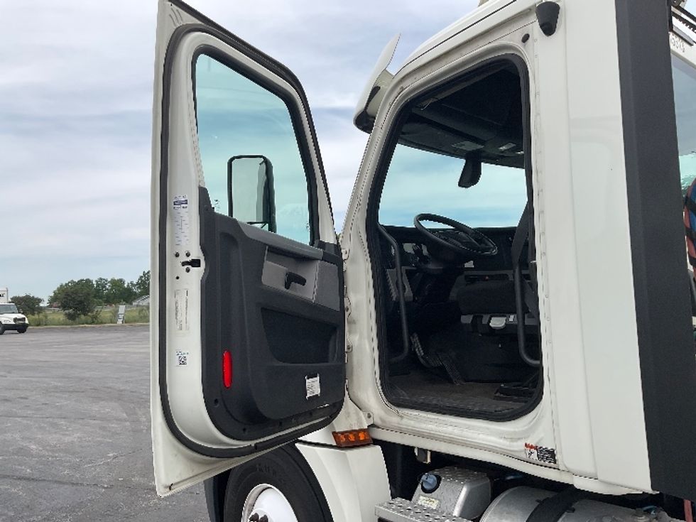 Day Cab Tractor-Heavy Duty Tractors-Freightliner-2018-T12664ST-Middlefield-OH-221,884\n\t\tmiles-$ 45,500 - Image 9