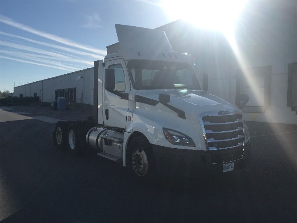 Day Cab Tractor-Heavy Duty Tractors-Freightliner-2018-T12664ST-Middlefield-OH-329,337\n\t\tmiles-$ 51,750 - Image 1