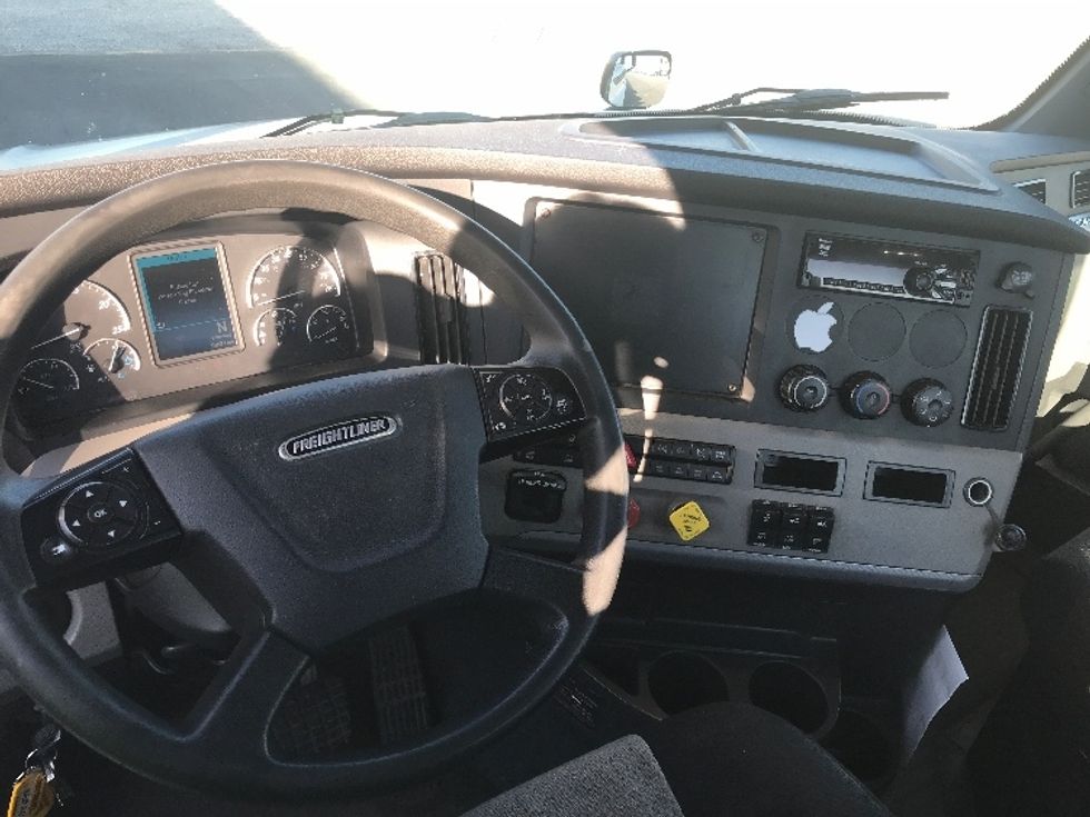 2018 Freightliner Cascadia 126" Day cab photo 9
