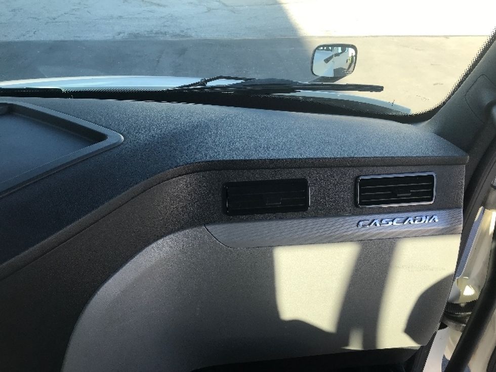 2018 Freightliner Cascadia 126" Day cab photo 11