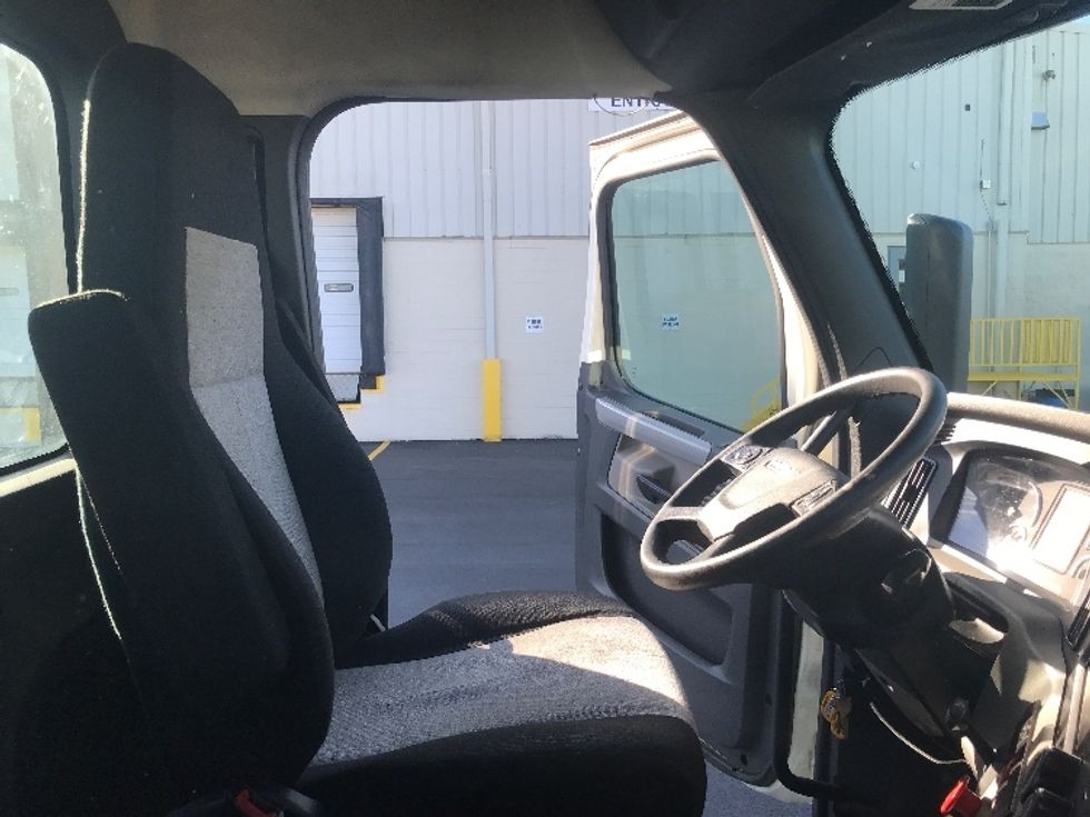 2018 Freightliner Cascadia 126" Day cab photo 12