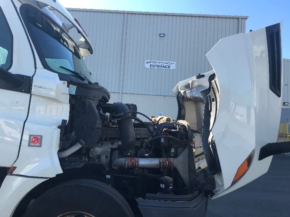2018 Freightliner Cascadia 126" Day cab photo 13