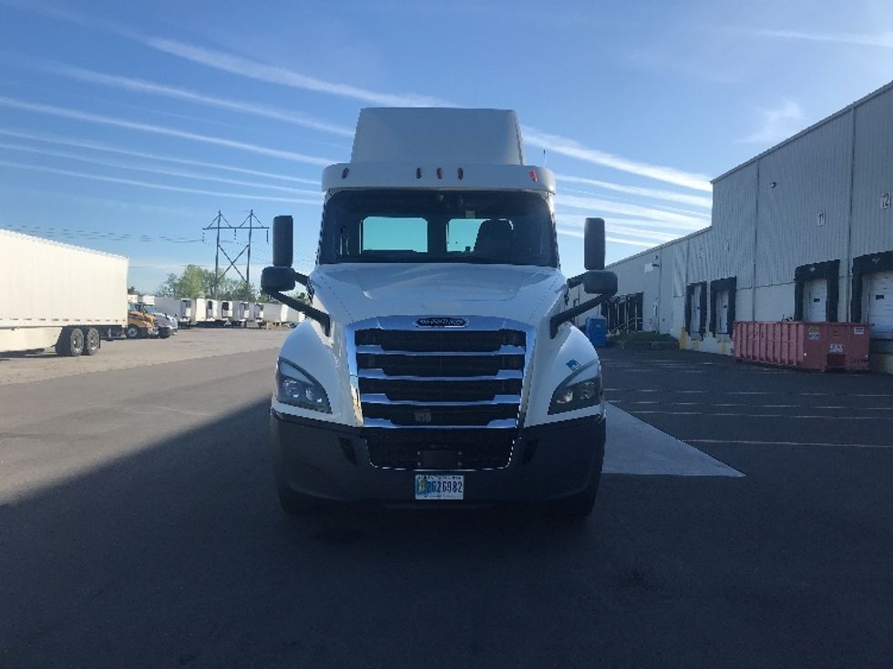 2018 Freightliner Cascadia 126" Day cab photo 2