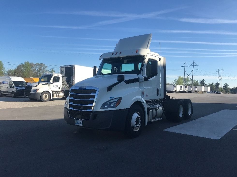2018 Freightliner Cascadia 126" Day cab photo 3