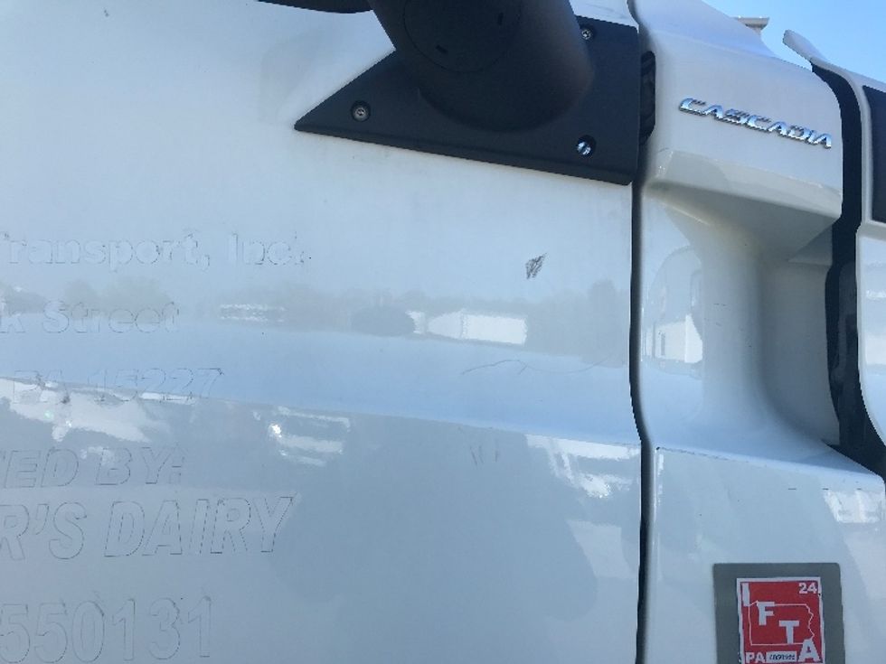 Day Cab Tractor-Heavy Duty Tractors-Freightliner-2018-T12664ST-Middlefield-OH-346,917\n\t\tmiles-$ 15,500 - Image 18