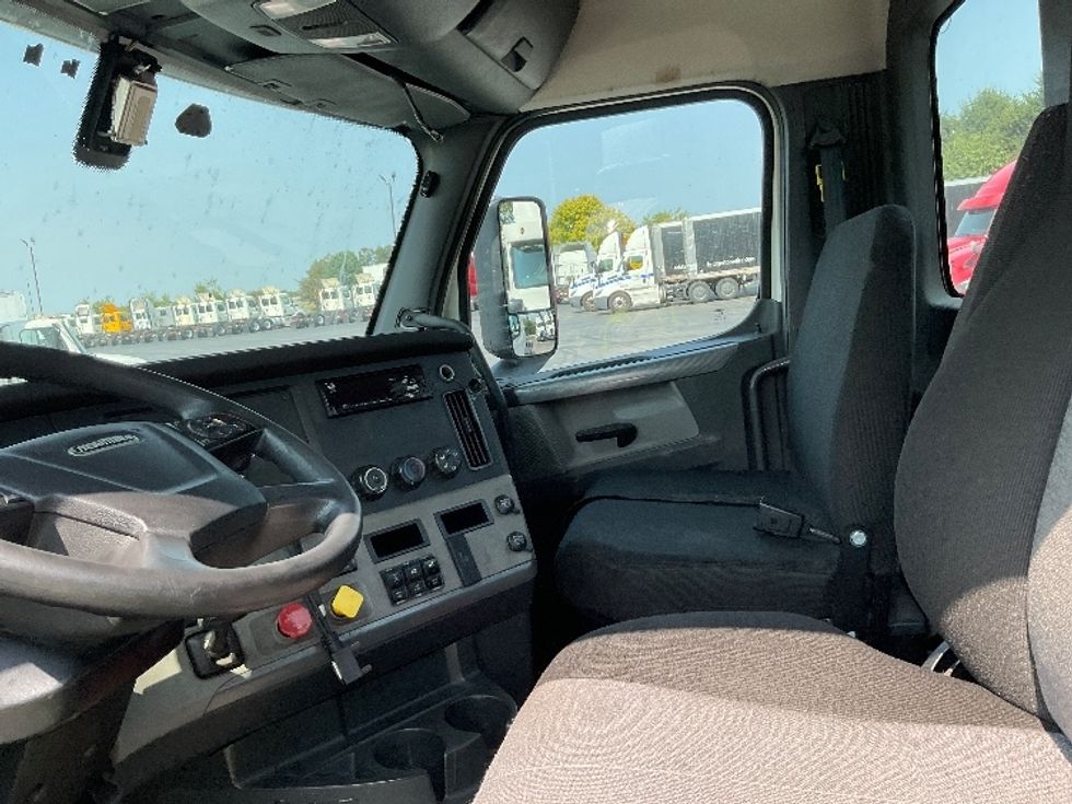 Day Cab Tractor-Heavy Duty Tractors-Freightliner-2018-T12664ST-Middlefield-OH-368,662\n\t\tmiles-$ 52,000 - Image 10