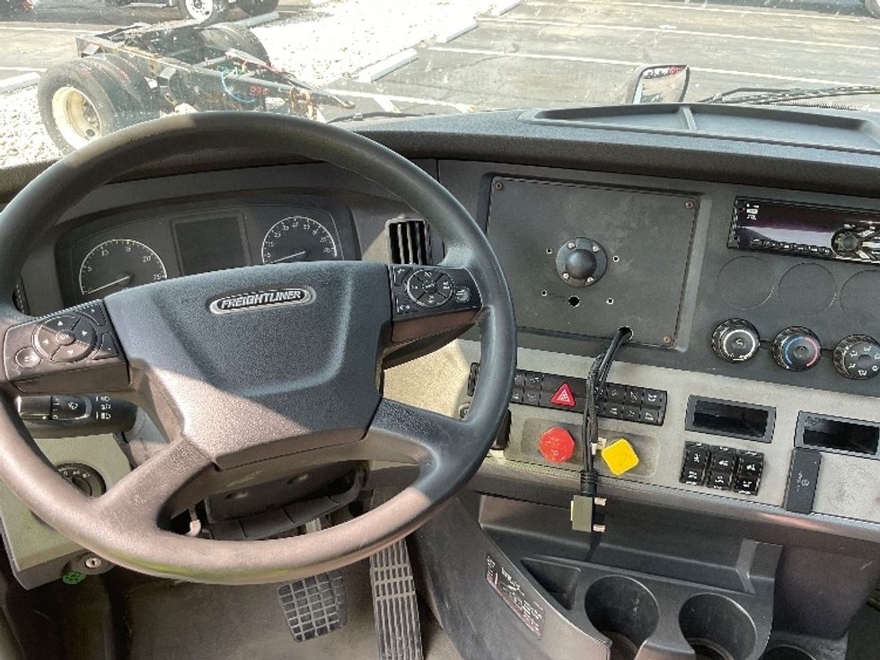 Day Cab Tractor-Heavy Duty Tractors-Freightliner-2018-T12664ST-Middlefield-OH-368,662\n\t\tmiles-$ 52,000 - Image 11