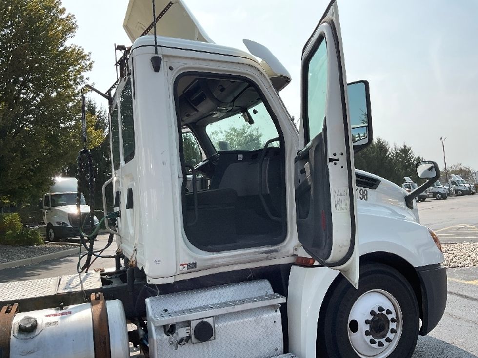 Day Cab Tractor-Heavy Duty Tractors-Freightliner-2018-T12664ST-Middlefield-OH-368,662\n\t\tmiles-$ 52,000 - Image 12