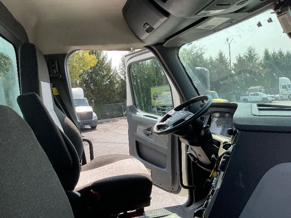 Day Cab Tractor-Heavy Duty Tractors-Freightliner-2018-T12664ST-Middlefield-OH-368,662\n\t\tmiles-$ 52,000 - Image 14