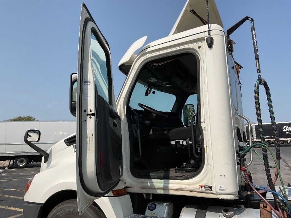 Day Cab Tractor-Heavy Duty Tractors-Freightliner-2018-T12664ST-Middlefield-OH-368,662\n\t\tmiles-$ 52,000 - Image 9