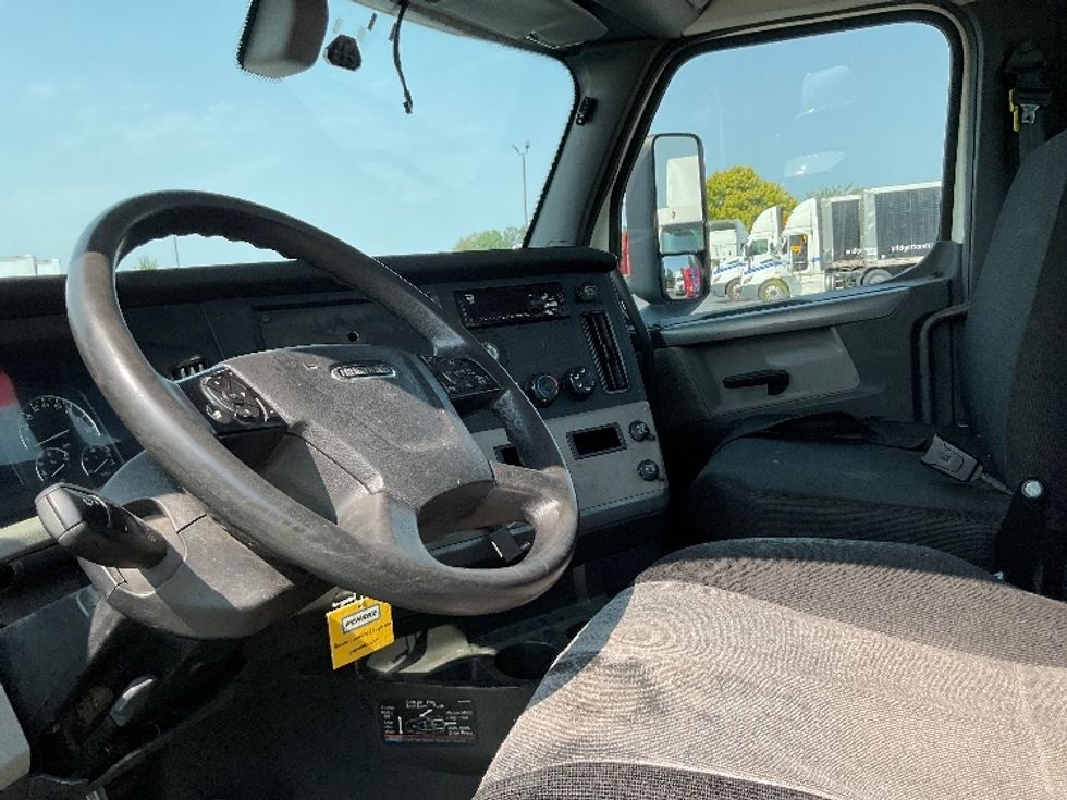 Day Cab Tractor-Heavy Duty Tractors-Freightliner-2018-T12664ST-Middlefield-OH-446,554\n\t\tmiles-$ 47,500 - Image 10