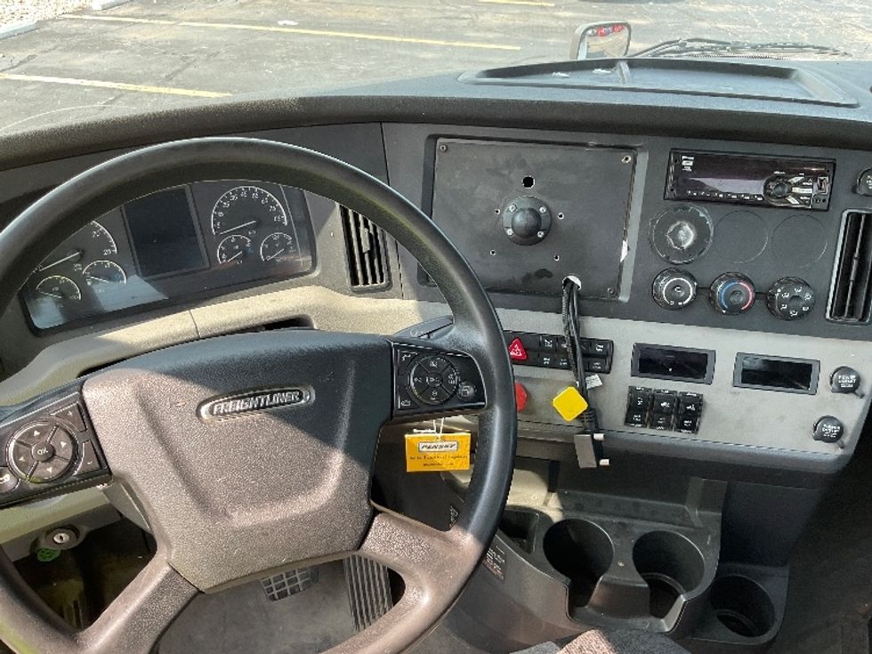 Day Cab Tractor-Heavy Duty Tractors-Freightliner-2018-T12664ST-Middlefield-OH-446,554\n\t\tmiles-$ 47,500 - Image 11