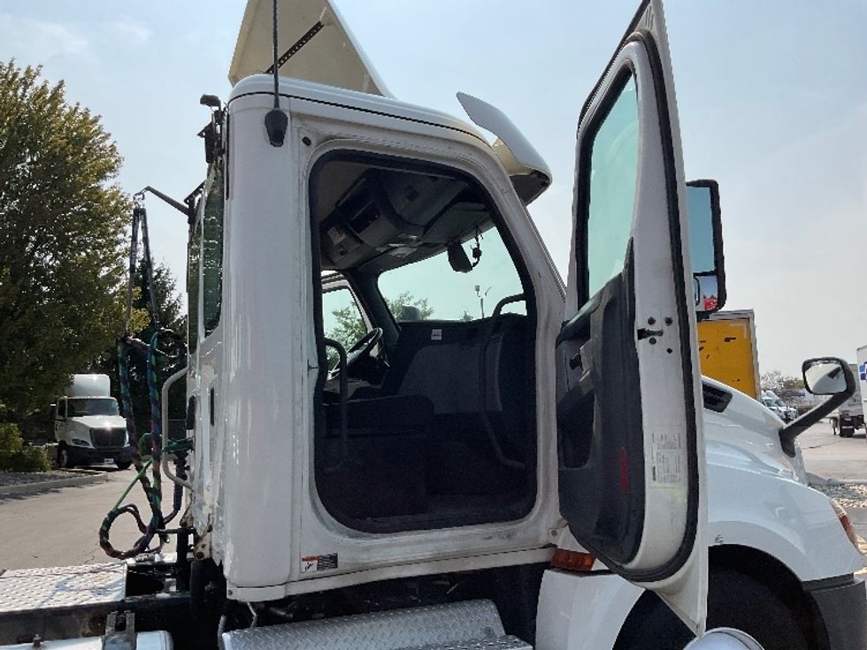 Day Cab Tractor-Heavy Duty Tractors-Freightliner-2018-T12664ST-Middlefield-OH-446,554\n\t\tmiles-$ 47,500 - Image 12