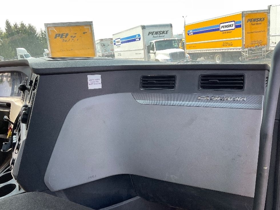 Day Cab Tractor-Heavy Duty Tractors-Freightliner-2018-T12664ST-Middlefield-OH-446,554\n\t\tmiles-$ 47,500 - Image 13