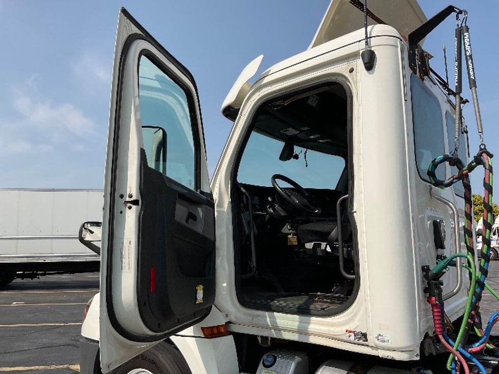 Day Cab Tractor-Heavy Duty Tractors-Freightliner-2018-T12664ST-Middlefield-OH-446,554\n\t\tmiles-$ 47,500 - Image 9
