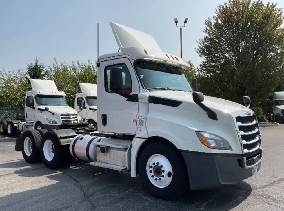 Day Cab Tractor-Heavy Duty Tractors-Freightliner-2018-T12664ST-Middlefield-OH-462,855\n\t\tmiles-$ 46,500 - Image 1