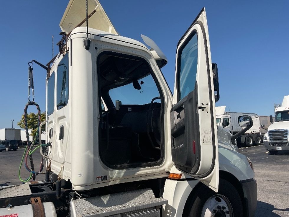 Day Cab Tractor-Heavy Duty Tractors-Freightliner-2018-T12664ST-Middlefield-OH-462,855\n\t\tmiles-$ 46,500 - Image 12