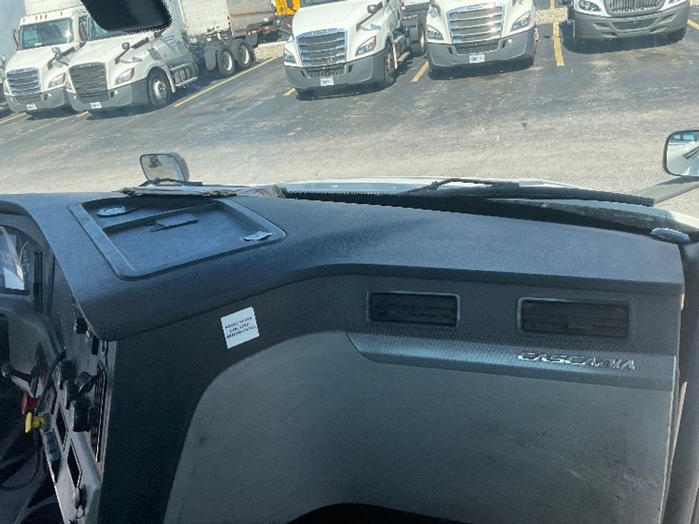 Day Cab Tractor-Heavy Duty Tractors-Freightliner-2018-T12664ST-Middlefield-OH-462,855\n\t\tmiles-$ 46,500 - Image 13