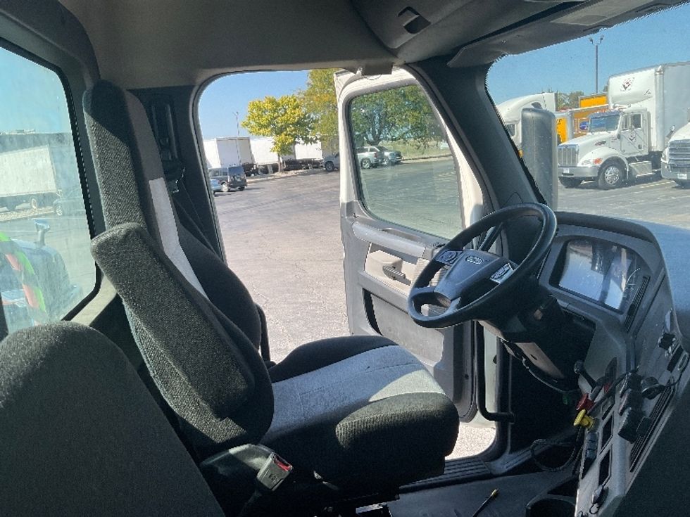 Day Cab Tractor-Heavy Duty Tractors-Freightliner-2018-T12664ST-Middlefield-OH-462,855\n\t\tmiles-$ 46,500 - Image 14