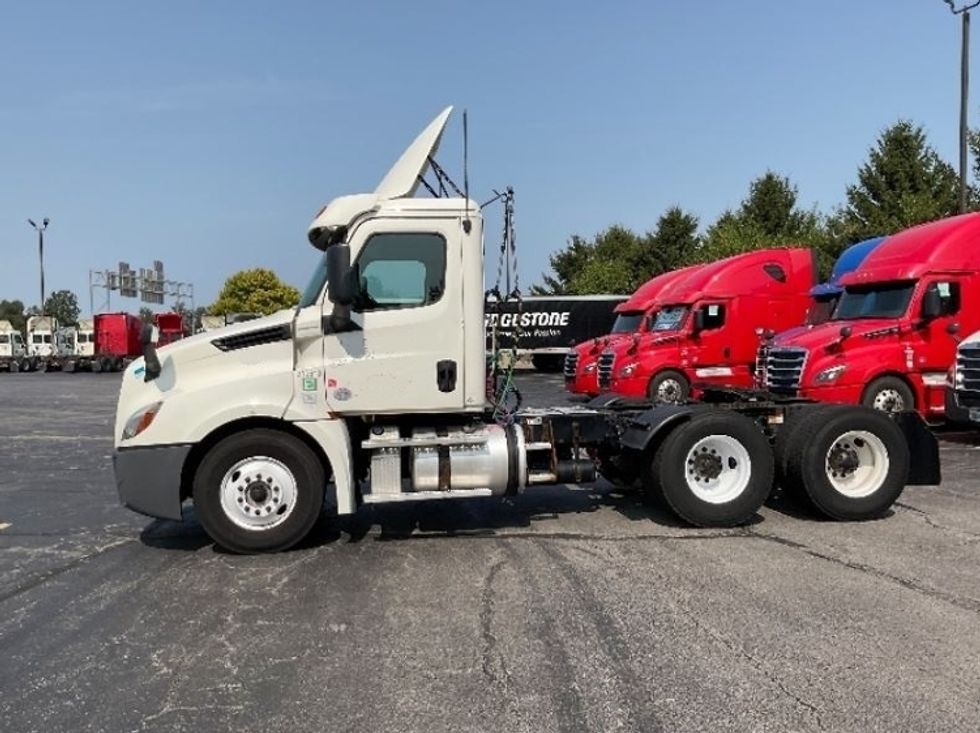 Day Cab Tractor-Heavy Duty Tractors-Freightliner-2018-T12664ST-Middlefield-OH-462,855\n\t\tmiles-$ 46,500 - Image 4