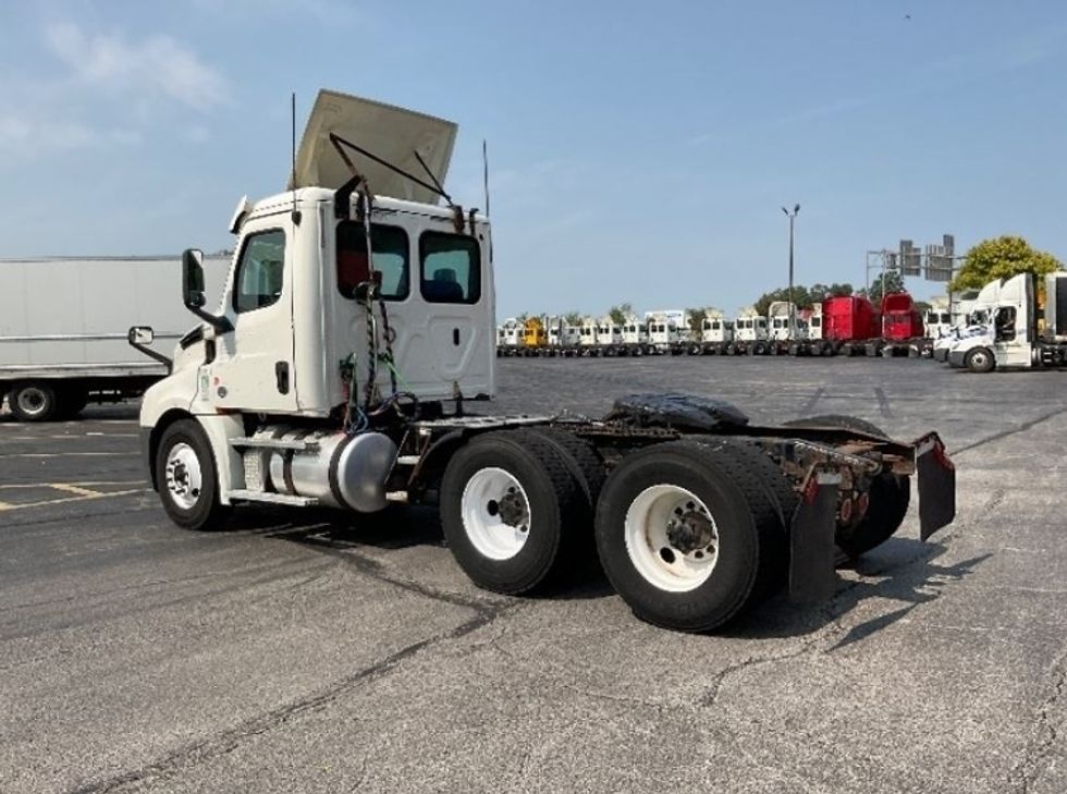 Day Cab Tractor-Heavy Duty Tractors-Freightliner-2018-T12664ST-Middlefield-OH-462,855\n\t\tmiles-$ 46,500 - Image 5