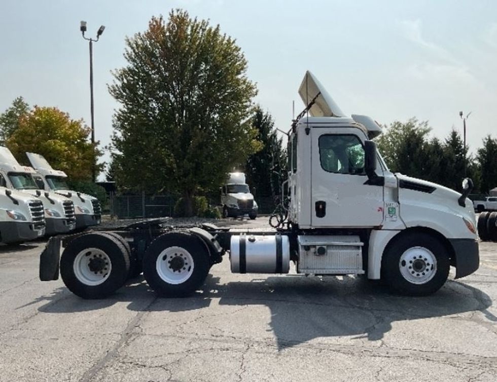 Day Cab Tractor-Heavy Duty Tractors-Freightliner-2018-T12664ST-Middlefield-OH-462,855\n\t\tmiles-$ 46,500 - Image 8