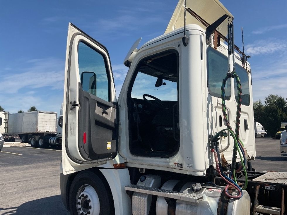 Day Cab Tractor-Heavy Duty Tractors-Freightliner-2018-T12664ST-Middlefield-OH-462,855\n\t\tmiles-$ 46,500 - Image 9