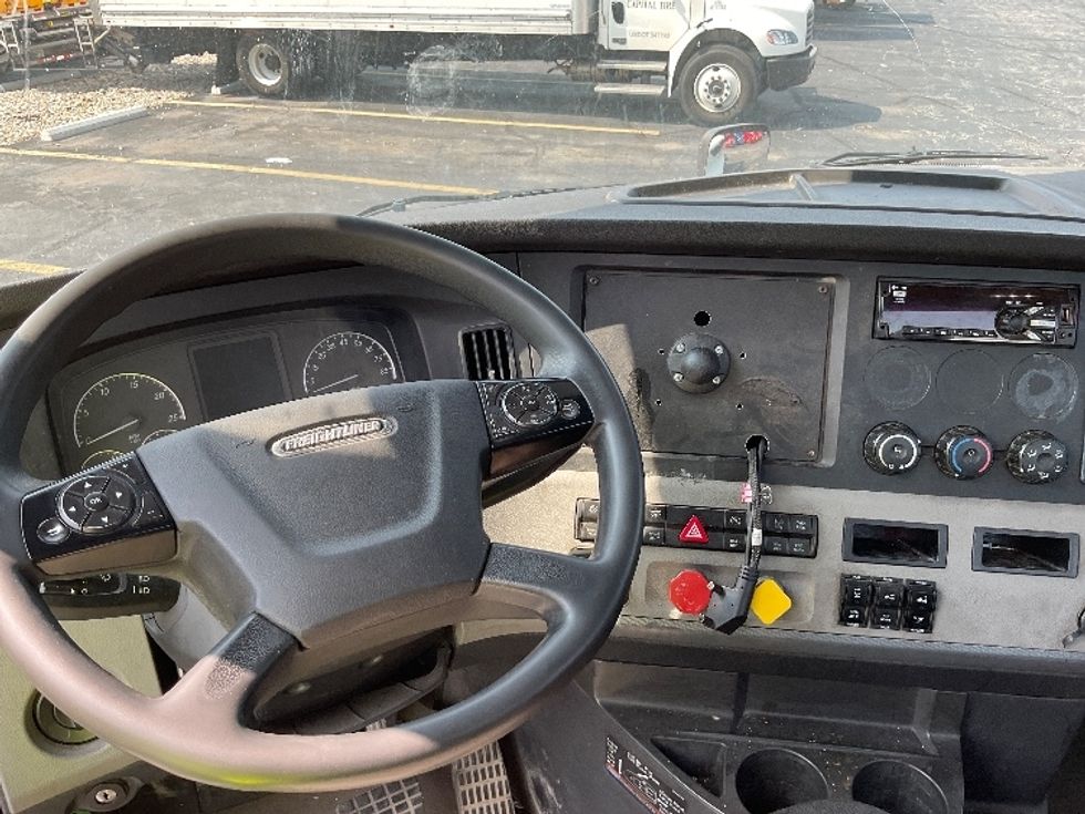 Day Cab Tractor-Heavy Duty Tractors-Freightliner-2018-T12664ST-Middlefield-OH-464,443\n\t\tmiles-$ 46,500 - Image 11